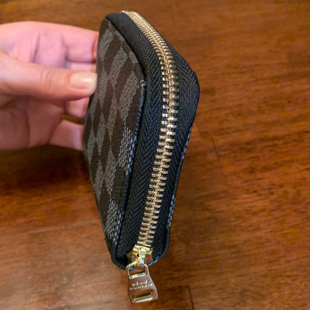 Brand new rare and collectible compacted Louis Vuitton unisex credit card holder - Picture 9 of 17